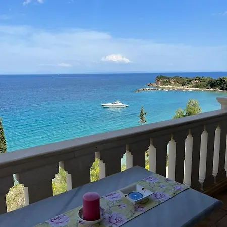 Deep Blue Hotel *
