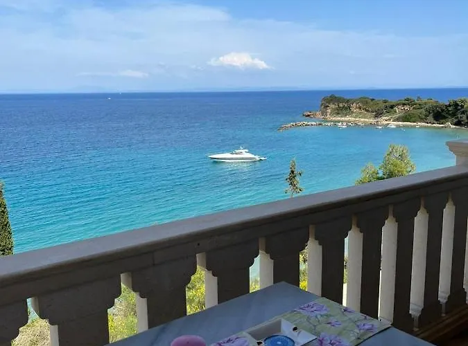 Deep Blue Hotel *